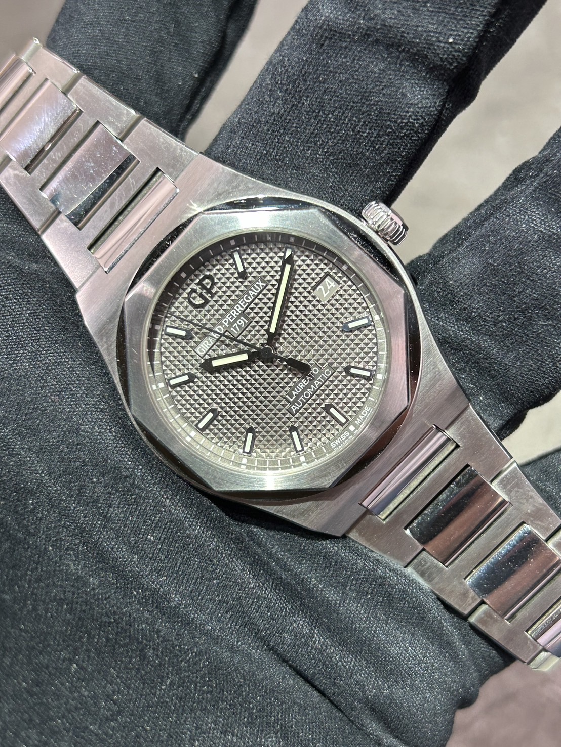 【Reserved】Girard-Perregaux(ジラールペルゴ)・ロレアート・38.00㎜【2018年3月印】【中古品】【81005-11-231-11A】
