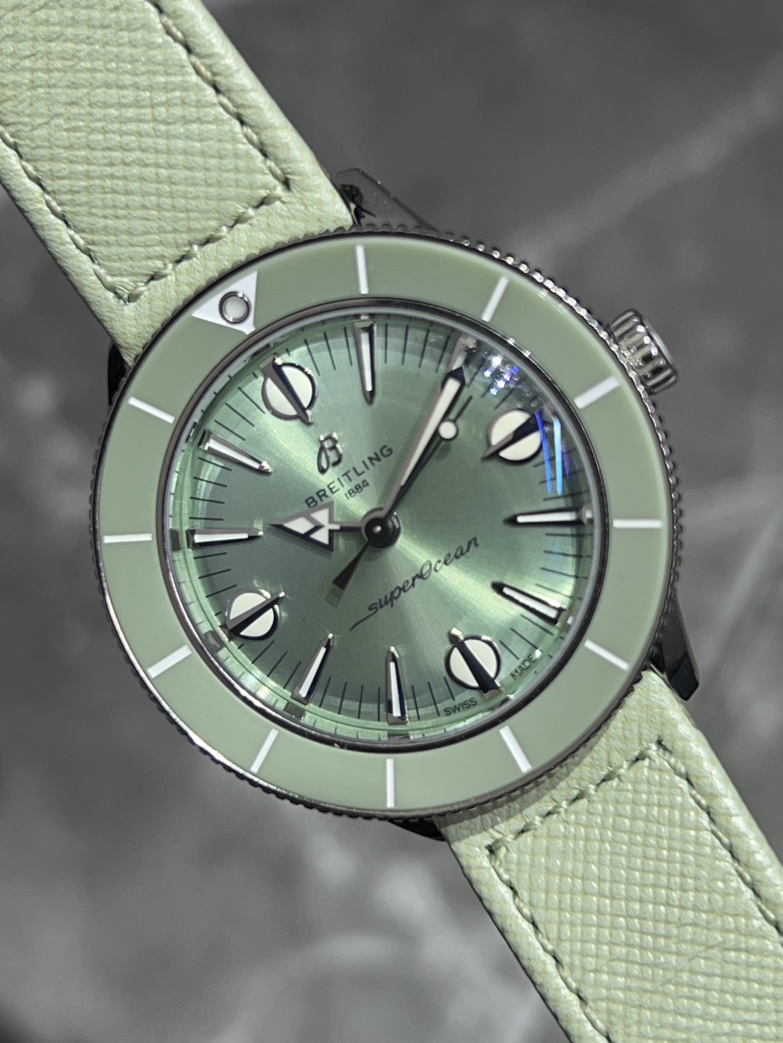 【12月25日営業終了迄の特価！（終了後は通常価格となります）】BREITLING(ブライトリング)スーパーオーシャン ヘリテージ 57 パステル パラダイス【2021年9月印】【中古品】【A10340361L1X1】